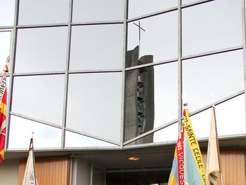 Sortie de messe en procession sous les bannières des chorales