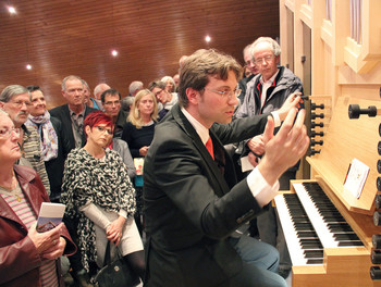Après le concert Benjamin Guélat présente l'orgue au public