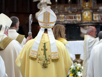 Mgr Felix Gmür fait son entrée dans la cathédrale 