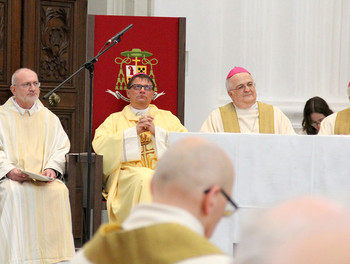 De gauche à droite: le diacre Ralf Binder, Mgr Felix Gmür, Mgr Denis Theurillat, et Mgr Martin Gächter