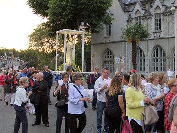 16 mai - Procession de la lumière