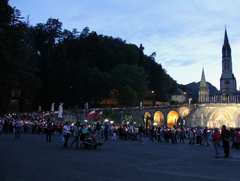 16 mai - Procession de la lumière