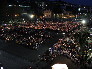 16 mai - Procession de la lumière