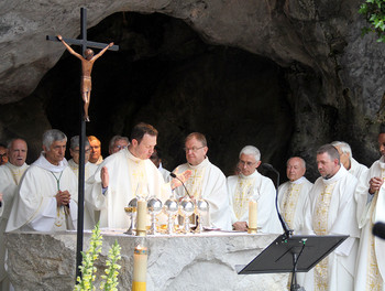 18 mai - Messe à la grotte