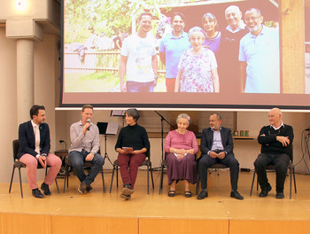 Le groupe Amitié en Humanité avec de gauche à droite: Muhammed Zejnullahu ; Hervé Farine ; Margrit Kuenzli ; Dominique Olgiati ; Mohammed Filali ; et Alexandre Müller