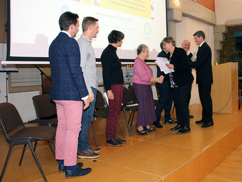 La remise du prix au groupe Amitié en Humanité par Mme Pia Grossholz-Fahrni et Mathias Tanner