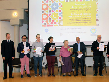 La remise du prix au groupe Amitié en Humanité avec de gauche à droite: Mathias Tanner ; Muhammed Zejnullahu ; Hervé Farine ; Margrit Kuenzli ; Dominique Olgiati ; Mohammed Filali ; Alexandre Müller ; et Pia Grossholz-Fahrni