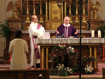 La messe du premier dimanche de l'avent à Montfaucon était présidée par l'abbé Nino Franza