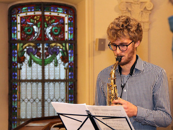 Julian Eisinger, saxophoniste et directeur de la Sainte-Cécile des Breuleux