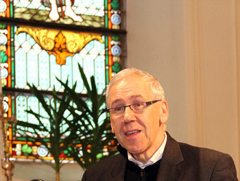 Pour la RTS, la messe est présentée et commentée par Bernard Litzler, directeur de Cath-info