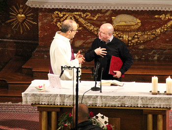 Le diacre Didier Berret et l'abbé Nino Franza derrière l'autel