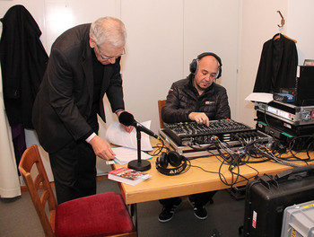 Bernard Litzler (à gauche) a commenté la célébration depuis la régie installée dans la sacristie