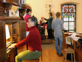 Les chorales des Breuleux et des Pommerats étaient accompagnées par Gérard Crevoisier, organiste