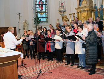 Les chorales de Saint-Brais et Saignelégier dirigées par Joseph Queloz