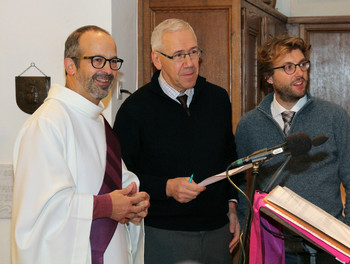 De gauche à droite, le diacre Didier Berret avec, pour la RTS, Bernard Litzler et Davide Pesenti