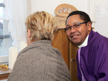 L'abbé Jean-René Malaba à la sacristie