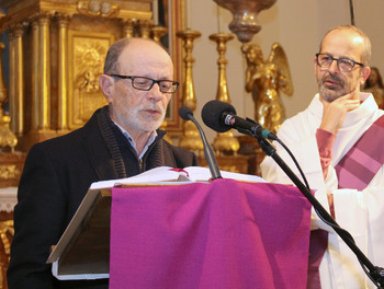 Sous le regard de Didier Berret, Michel Lachat teste sa voix pour la radio