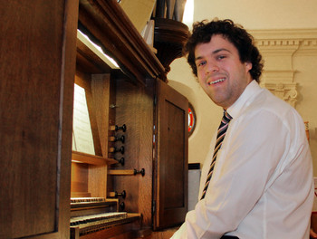 L'organiste François Lopinat devant son clavier