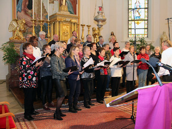 Les chorales de Saint-Brais et Saignelégier dirigées par Joseph Queloz