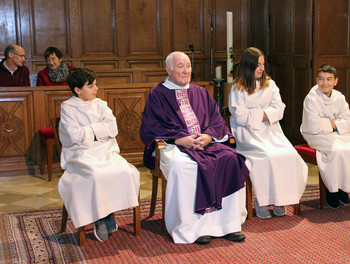 L'abbé Barbey avec les servants de messe, juste avant la prise d'antenne