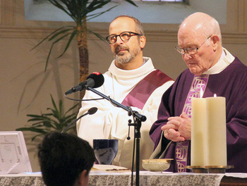 Le diacre Didier Berret et l'abbé Jean-Pierre Barbey derrière l'autel