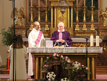 Le diacre Didier Berret et l'abbé Jean-Pierre Barbey derrière l'autel