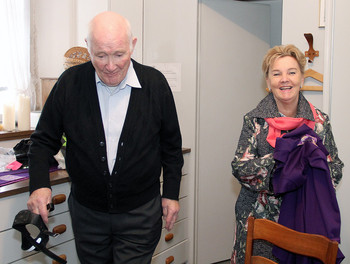 A la sacristie, l'abbé Jean-Pierre Barbey et Marie-Claire Mathys, la sacristine