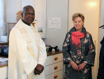 Le Père Raymond Ubenu et Marie-Claire Mathys, la sacristine de l'église de Montfaucon