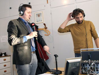 Le journaliste Grégory Roth et Fatmir Blackaj, ingénieur du son