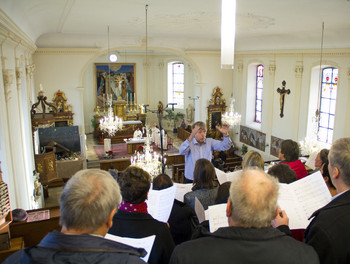 La chorale Sainte-Cécile de Montfaucon dirigée par Gérard Queloz, de Saignelégier