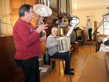 Joseph Métille (basse), Denis Farine (accordéon), Paul Farine (orgue), et Gérard Queloz (chorale)