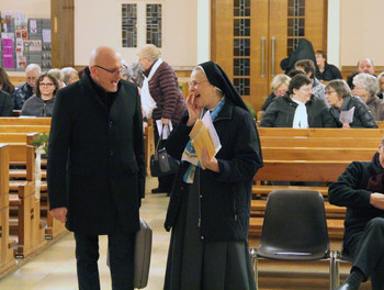 Soeur Thérèse-Marguerite accueille l'abbé Jean Jacques Theurillat, sous le regard amusé de Mgr Gilbert Louis (à droite)