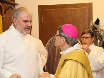 Le diacre Jean-Claude Boillat en conversation avec Mgr Gilbert Louis