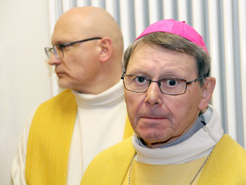 Mgr Gilbert Louis avec, derrière lui, l'abbé Jean Jacques Theurillat