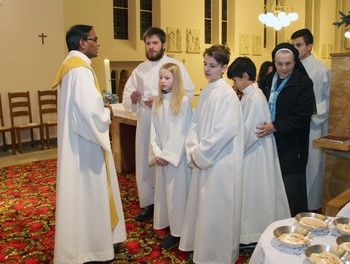 L'abbé Abhishek Kumar Gali en charge des servants de messe