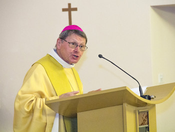 Mgr Gilbert Louis, lors de son homélie