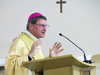 Mgr Gilbert Louis, lors de son homélie