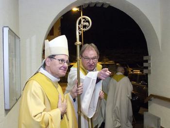 Au terme de la célébration, Mgr Gilbert Louis a pris le temps de saluer tous les paroissiens