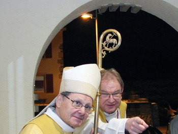 Au terme de la célébration, Mgr Gilbert Louis a pris le temps de saluer tous les paroissiens