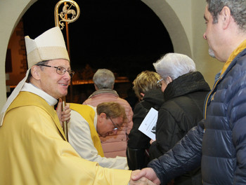 Au terme de la célébration, Mgr Gilbert Louis a pris le temps de saluer tous les paroissiens