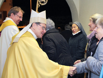 Au terme de la célébration, Mgr Gilbert Louis a pris le temps de saluer tous les paroissiens