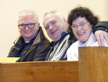 L'abbé Feliks Sciborski avec Jean-Michel et Fabienne Probst, deux des lecteurs