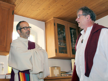 Didier Berret et Bernard Miserez dans la sacristie