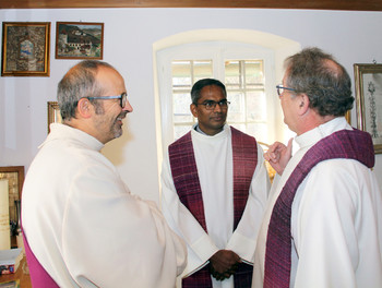 Dans la sacristie, de gauche à droite, Didier Berret, Abhishek Kumar Gali et Bernard Miserez