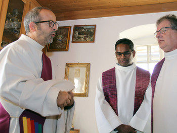 Dans la sacristie, de gauche à droite, Didier Berret, Abhishek Kumar Gali et Bernard Miserez