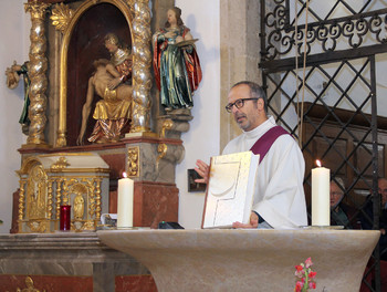 A l'autel, Didier Berret présente sa Bible