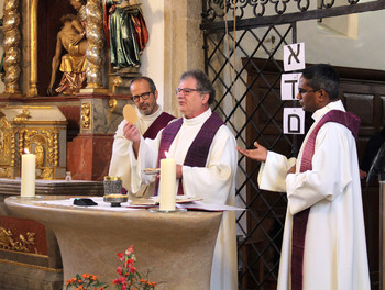 Derrière l'autel, Didier, Bernard, Abhishek