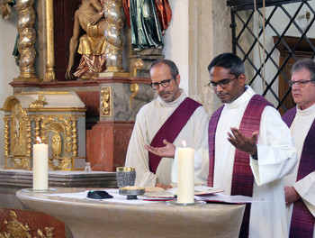 Derrière l'autel, Didier, Abhishek, Bernard