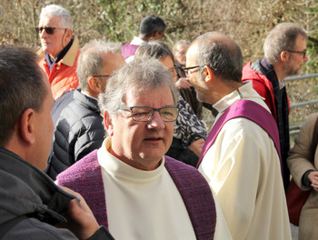 Bernard lors des salutations devant la chapelle