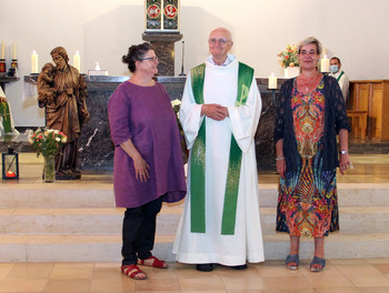 De gauche à droite : Marylène Rusterholz, l’abbé Pierre Girardin et Chantal Franc